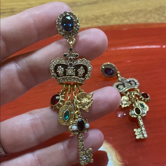 Elegant Gold and Black Key Earrings - Picture 2 of 2